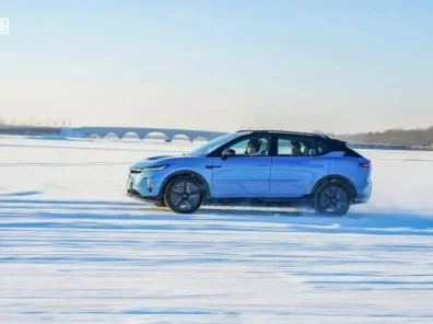 岚图LFC超级后驱闪耀冰雪驾享会，东北电动车新宠揭秘🚗✨