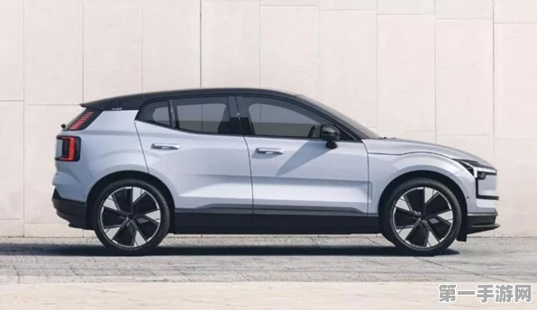 沃尔沃EX30电动车销量狂飙！10万大关轻松破，纯电SUV新纪元已来🚗🔋
