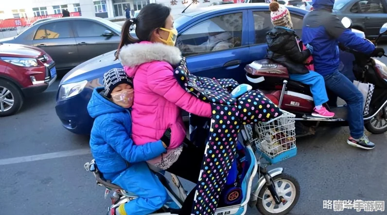 天冷新招？家长竟雇跑腿送娃上学引热议🚗💨