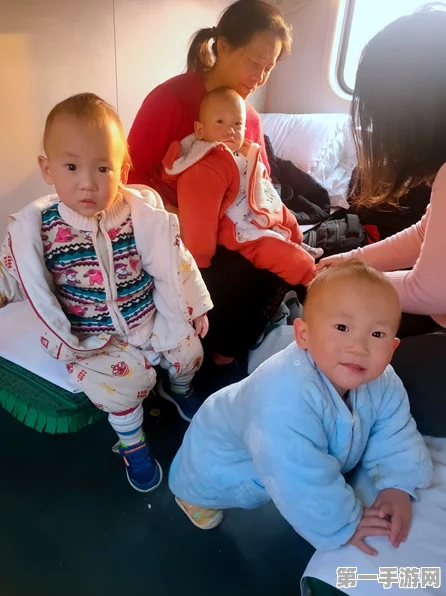 三胞胎萌宝高铁挂票之旅，可爱爆棚，萌化人心👶💖